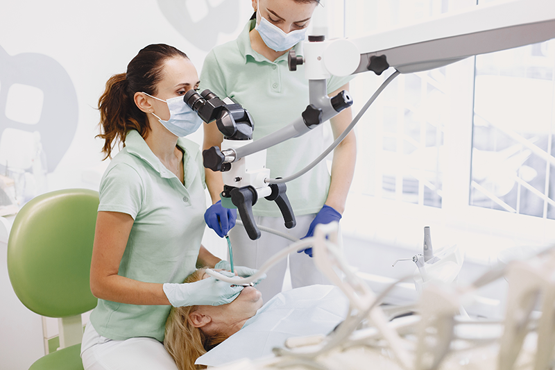 5 главных преимуществ лечения зубов под микроскопом.